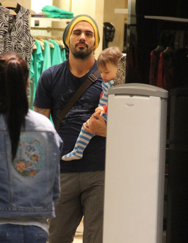 Juliano Cazarré com o filho em Shopping (Foto: Marcus Pavão/AgNews)