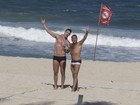 José Loreto e Eri Johnson jogam futevôlei na praia do Recreio