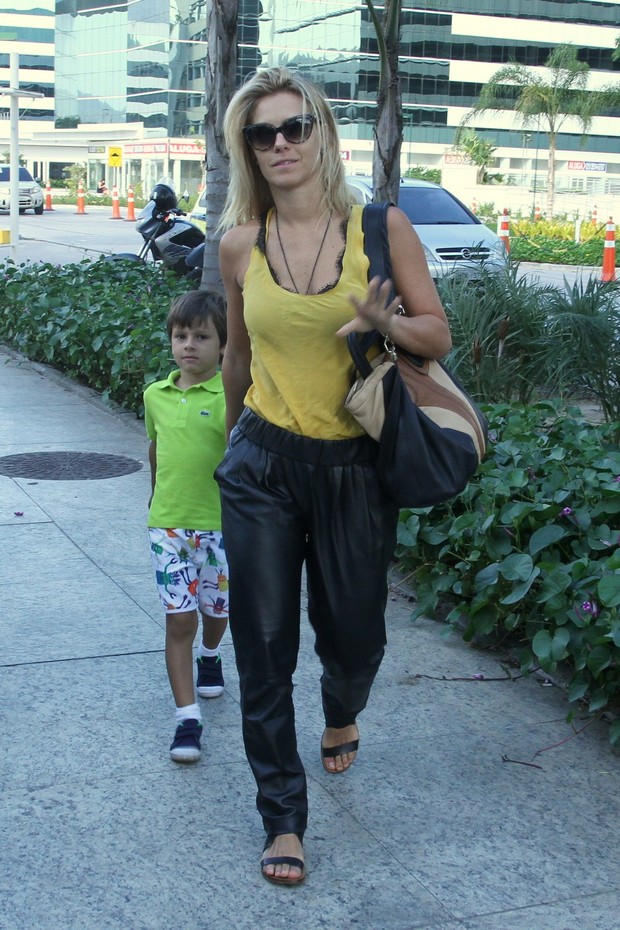 Carolina Dieckmann visita Julian aPAes na maternidade (Foto: Clayton Militão - Photo Rio News)