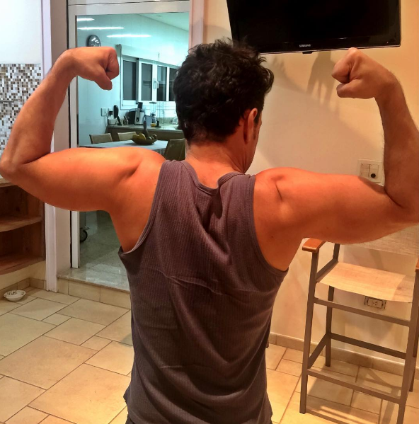 Zezé Di Camargo mostrando seus músculos (Foto: Reprodução / Instagram)