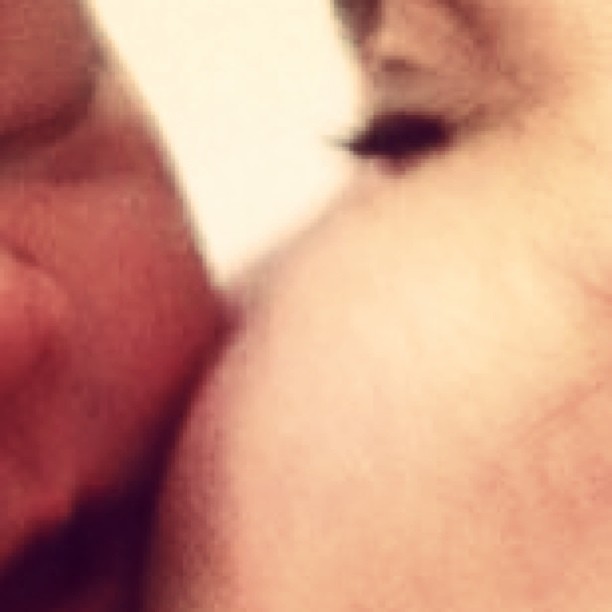 Cristiana Oliveira beija o neto (Foto: Reprodução/ Instagram)