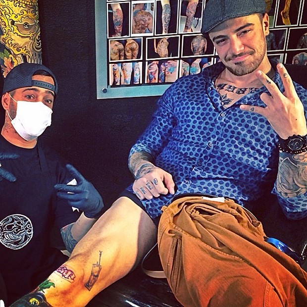 Felipe Titto faz tatuagem no joelho (Foto: Instagram/ Reprodução)