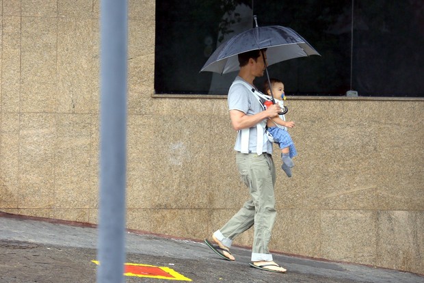 Matthew Mcconaughey passeia na chuva com o pequeno Livingston (Foto:  Gabriel Reis e Delson Silva / Ag. News)