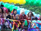 Elenco de 'Sense 8' roda cenas da série na Parada Gay em São Paulo