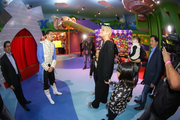 Xuxa inaugura casa de festas (Foto: Naideron Jr/AgNews)