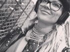 Ellen Jabour posa com look nerd em Paris