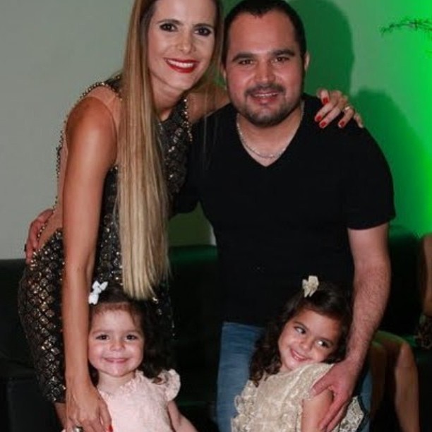 Luciano com Flávia e as gêmeas (Foto: Reprodução/Instagram)