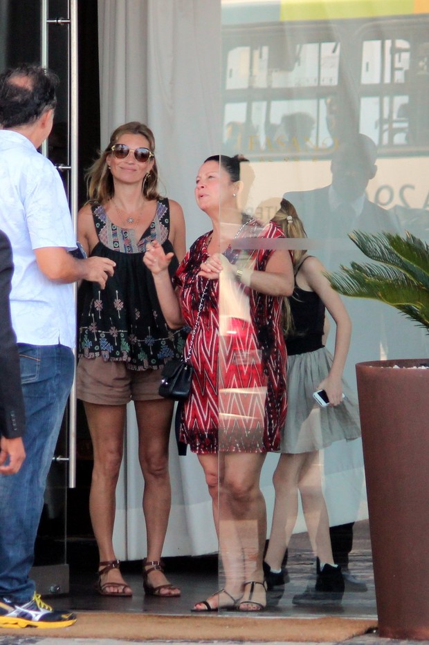 Kate Moss sai do hotel (Foto: Fabio Moreno e Gil Rodrigues/ Photo Rio News)