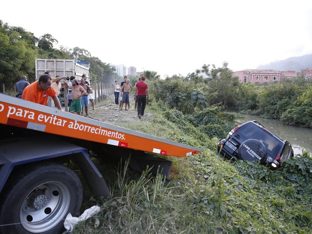 Reboque retira carro de Marcello Antony de canal (Foto: Felipe Panfili/AgNews)