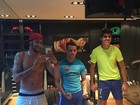 Sem camisa, Neymar fica só na 'resenha' com os amigos na academia