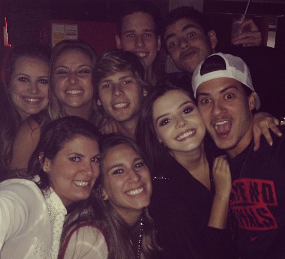 Giovanna Lancellotti e Arthur Aguiar com amigos em festa (Foto: Instagram/ Reprodução)