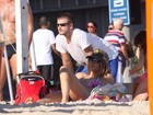 Fernanda Lima e Rodrigo Hilbert  curtem praia e se bronzeiam no Rio