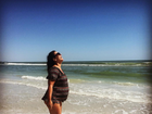 Suzana Alves, grávida, curte praia na Flórida