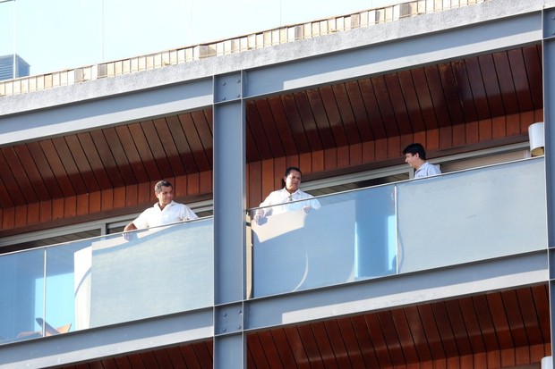 Equipe de Ricky Martin na varanda do Hotel (Foto: Gabriel Reis e André Freitas / AgNews)
