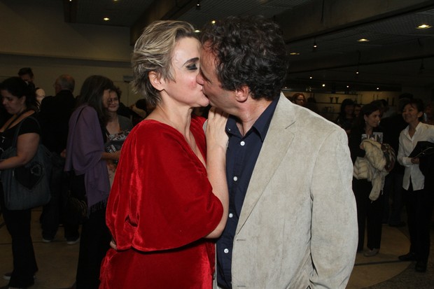 Giulia Gam beija o namorado (Foto: Amauri Nehn/Photo Rio News)