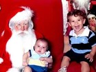 Priscila Pires leva os filhos para ver Papai Noel