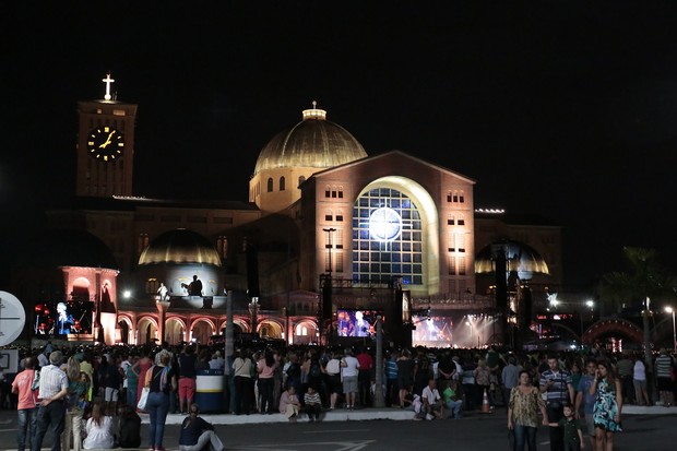 Basílica de Aparecida lotada para o show (Foto: Rafael Cusato/Brazil News)