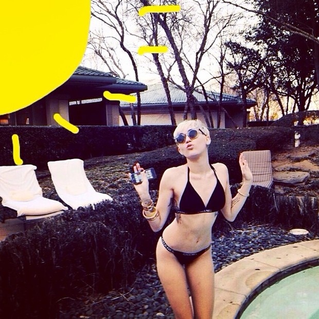 Miley Cyrus posa de biquíni (Foto: Instagram/ Reprodução)