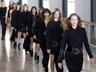 Pretinhos nada básicos: Anthony Vaccarello desfila coleção toda preta na semana de moda de Paris