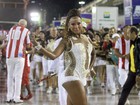 Luana Bandeira aposta em look curtinho e transparente para sambar