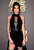 Kendall Jenner aposta em look sexy para prêmio de cinema