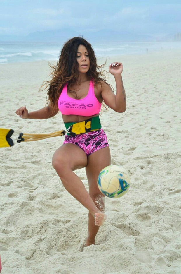Ariany Nogueira faz treino na praia (Foto: Divulgação)