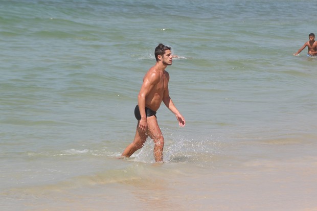 José Loreto jogando futevôlei na praia da Barra da Tijuca, RJ (Foto: Dilson Silva / Agnews)