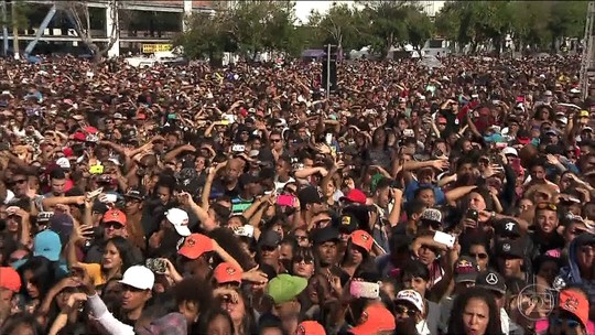 Praça na Zona Norte de SP tem festa do Dia do Trabalhador com protesto e shows sertanejos