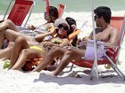 Nicole Bahls vai à praia com Diego Pombo no Rio