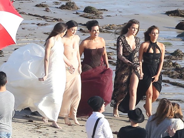 X17 - Kendall, Kylie, Kris Jenner, Khloe e Kim Kardashain em ensaio na praia de Malibu, em Los Angeles, nos Estados Unidos (Foto: X17/ Agência)