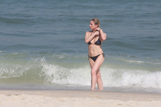 Letícia Spiller na praia (Foto: Dilson Silva / Agnews)