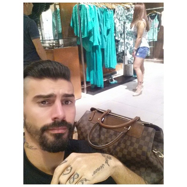 Viviane Araújo e Radamés no shopping (Foto: Instagram / Reprodução)