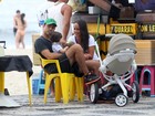 Ricardo Pereira passeia pela orla do Rio com a mulher e o filho, Vicente