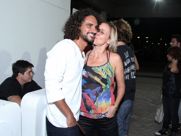 Giulia Gam e o namorado em show no Rio (Foto: Alex Palarea/ Ag. News)