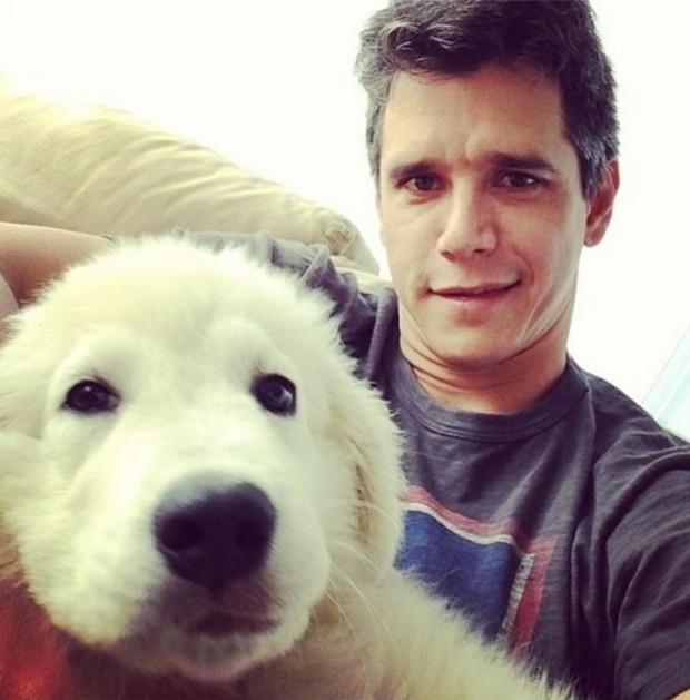 Márcio Garcia com Lola, sua cadelinha de estimação (Foto: Reprodução/Instagram)