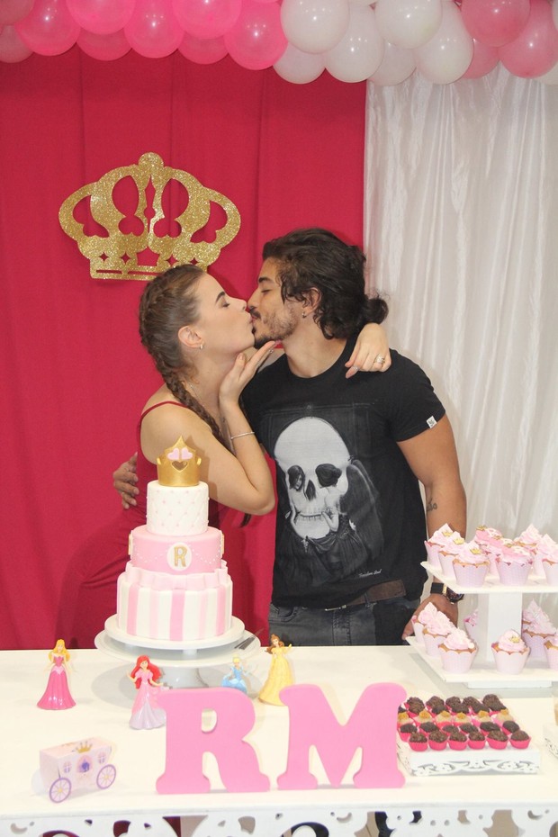 Rayanne Morais e Douglas Sampaio beijando  (Foto: Divulgação / Rogério Fidalgo)