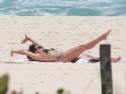 Luiza Brunet usa biquininho e exibe ótima forma em praia do Rio