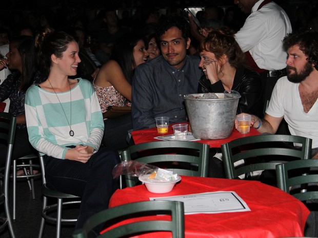 Nathalia Dill com amigos em show na Zona Oeste do Rio (Foto: Anderson Borde/ Ag. News)