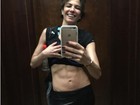 Luciana Gimenez tira onda e mostra barriga sarada em selfie