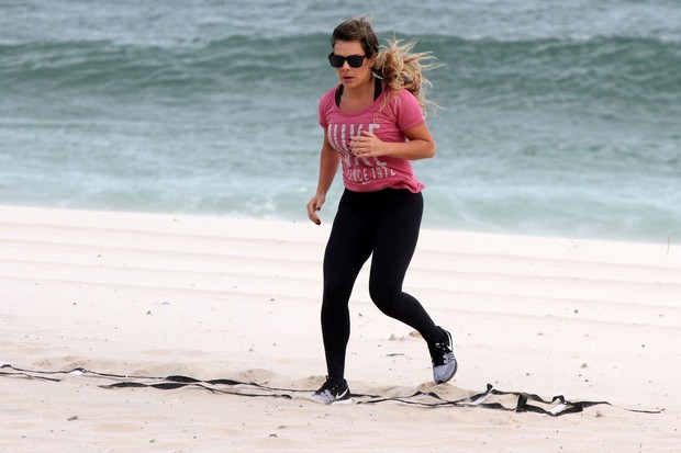 Fernanda Souza se exercita na praia (Foto: Marcos Ferreira / Foto Rio News)