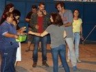 Cauã Reymond grava minissérie em casa de massagem no Rio