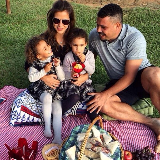 Paula Morais e Ronaldo com as filhas do ex-jogador (Foto: Reprodução/Instagram)