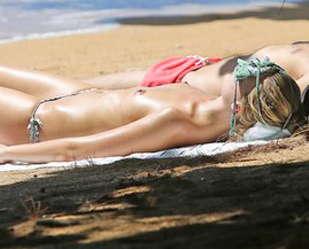 Margot Robbie faz topless em praia no Havaí (Foto: Grosby Group/Agência)