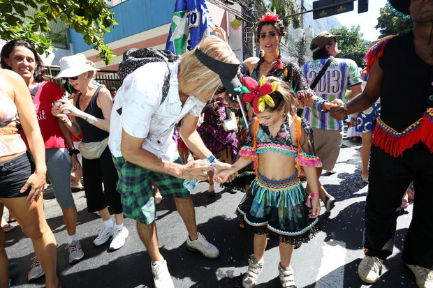 Eduardo Moscovis, de peruca loira, no desfile do bloco Suvaco do Cristo (Foto: Felipe Panfili/AgNews)