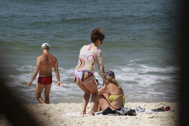 Giovanna Antonelli na praia da Barra da Tijuca, RJ (Foto: Dilson Silva / Agnews)