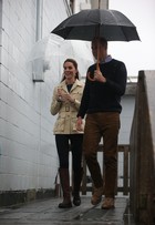 Look do dia: Kate Middleton usa botas, jeans e casaco em dia de chuva