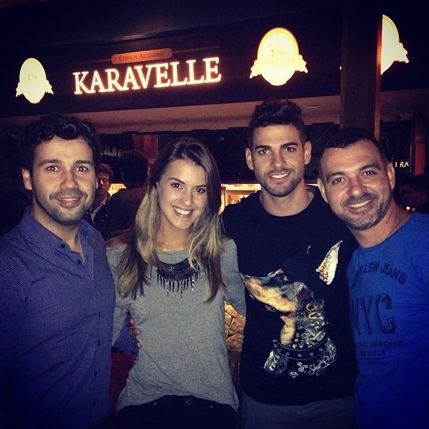 Humorista Vinicius Vieira e os ex-BBBs Angela, Rodrigo e Vagner em restaurante em São Paulo (Foto: Instagram/ Reprodução)