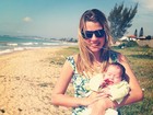 Debby Lagranha posa com a filha na praia: 'Primeira viagem'