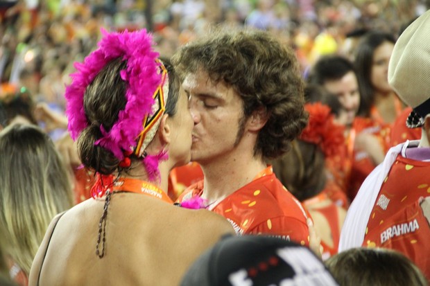 Maria Paula e namorado (Foto: Movimento Fixo/AgNews)