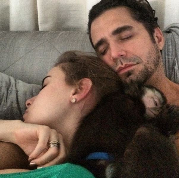 Latino e Rayanne Morais dormindo com Twelves (Foto: Instagram / Reprodução)